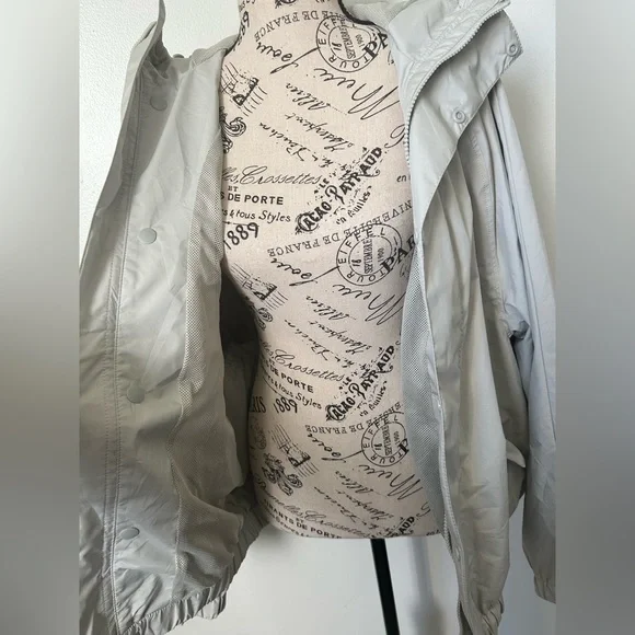 H&M Water Repellent and Windproof Jacket - size Small - Picture 9 of 10